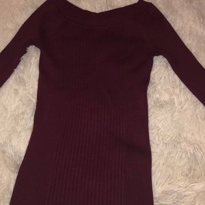 Maroon top, ribbed, scoopneck